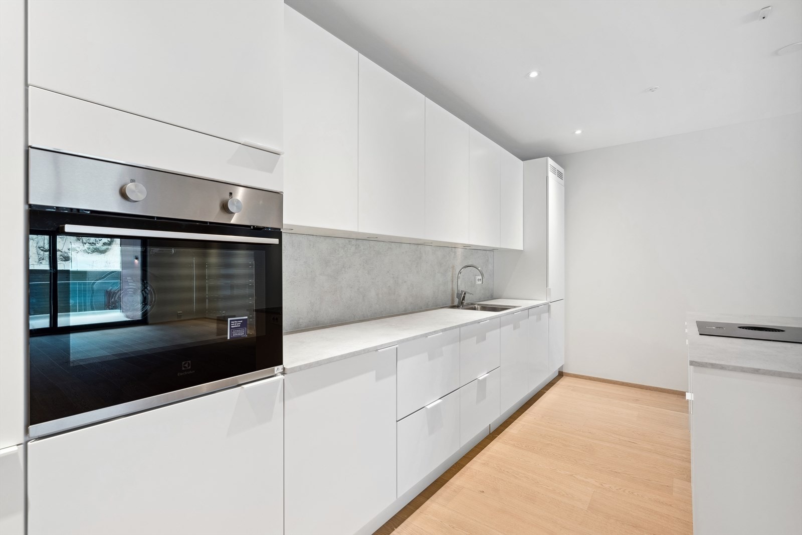 Kjøkken med integrert komfyr i arbeidsvennlig høyde Galleribilde