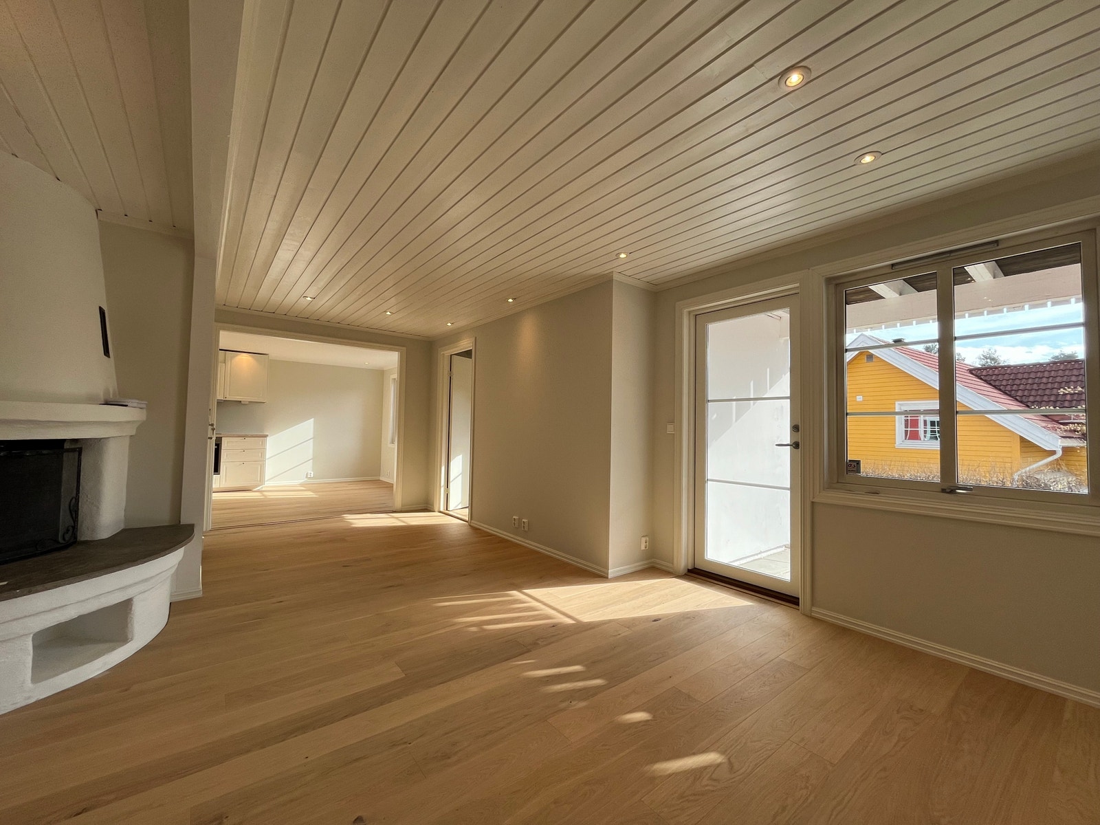 Inngansdøren mot 12 m^2 markterasse ut mot hagen. Delvis åpen løsning mot kjøkkenet. Galleribilde