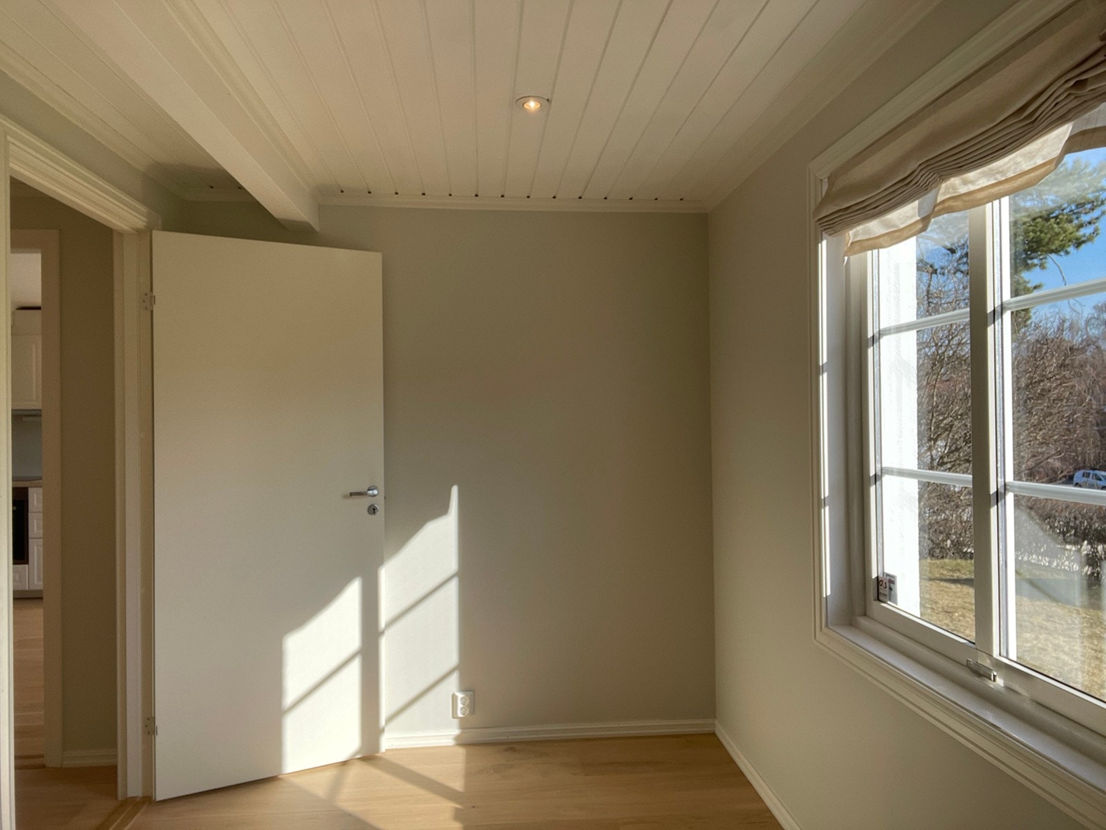 Soverom med lyse vegger og god plass til dobbelt seng. Galleribilde