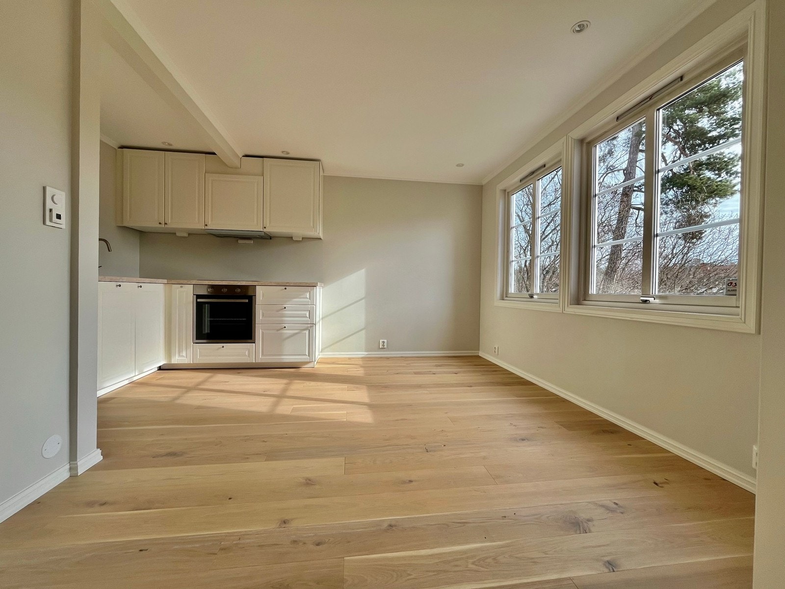 Romslig kjøkken med store vinduer mot hagen og god plass til spisestue eller sofakrok. Galleribilde