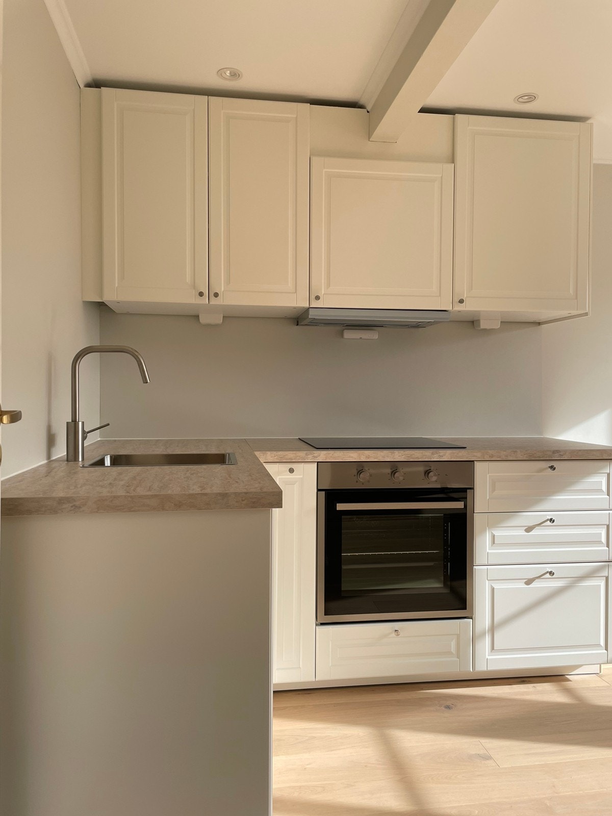 Nytt kjøkken (2024) i lyse, harmoniske farger. Integrert oppvaskmaskin Galleribilde