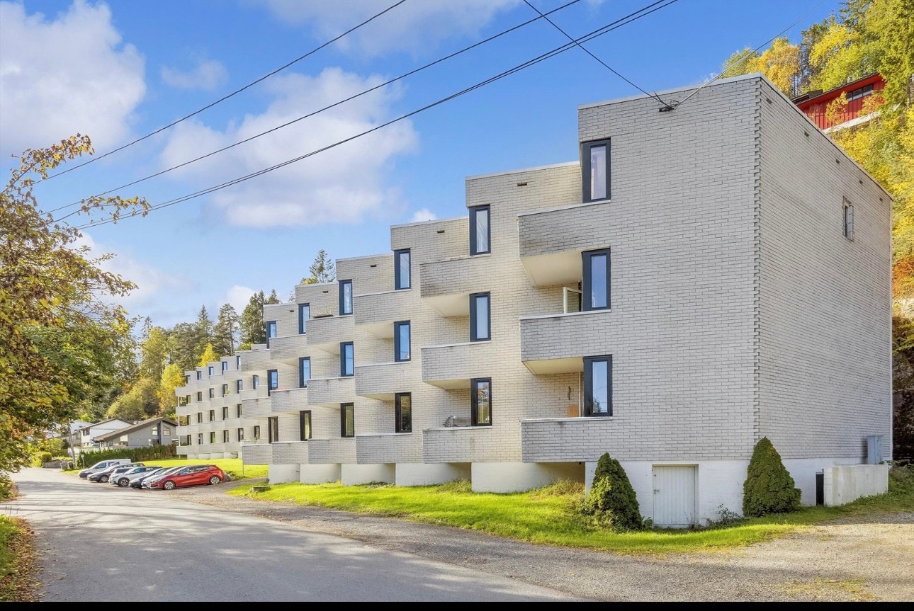 Rolig boligområde med parkeringsplasser Galleribilde