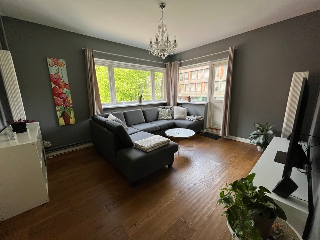 stue mot vinduer og balkong dør Galleribilde