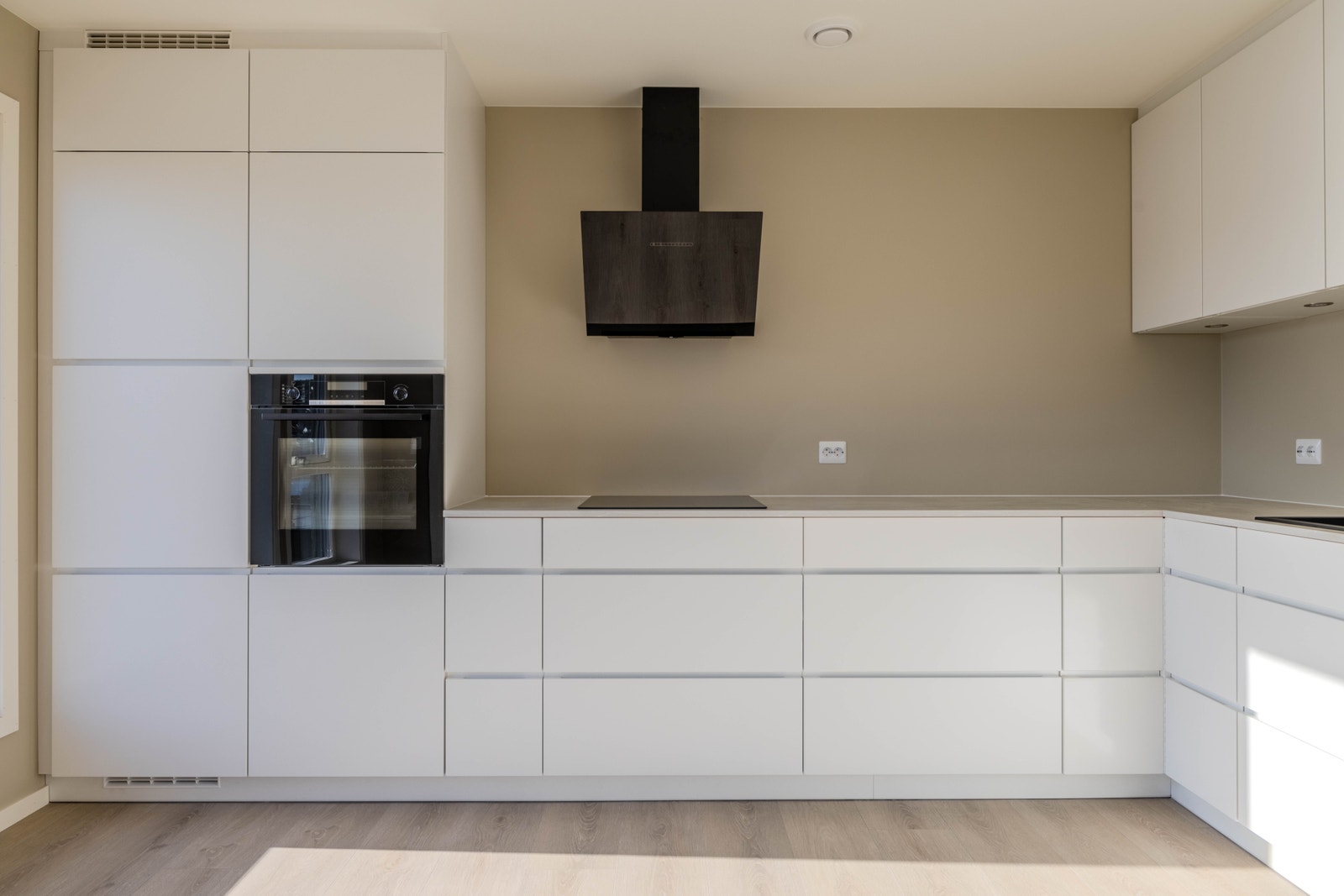 Kjøkkenventilator i svart for eit meir moderne uttrykk Galleribilde