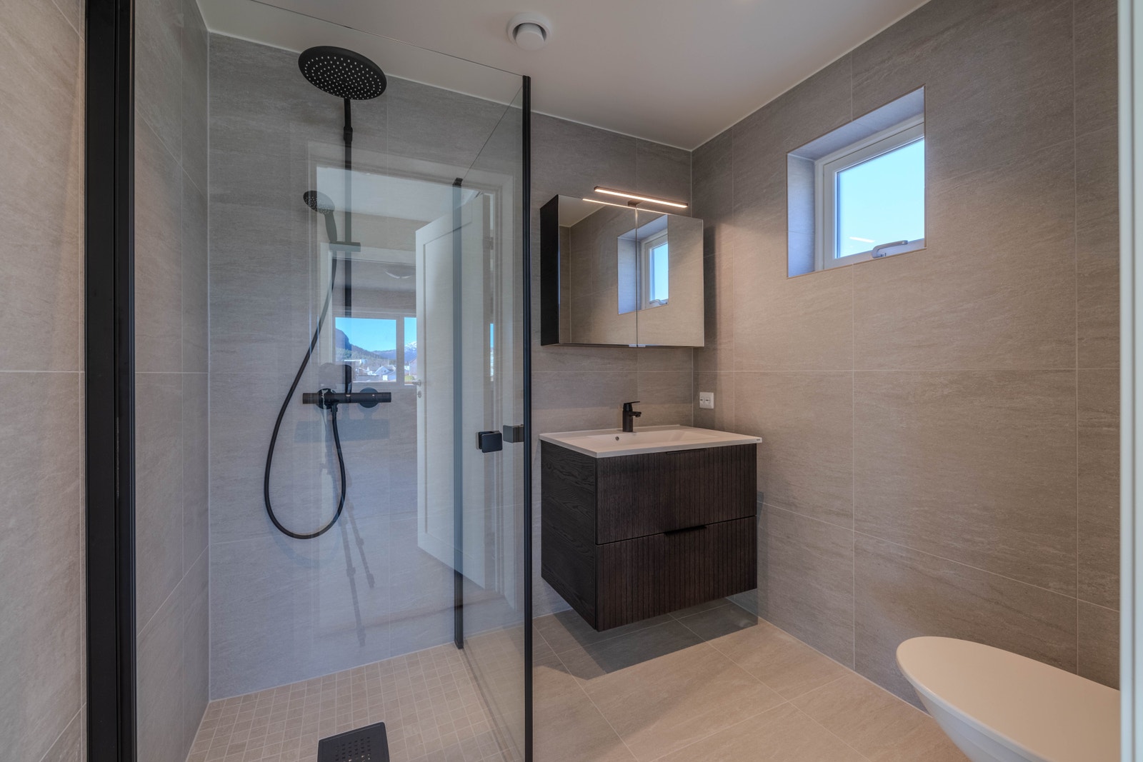 Kjempefint flislagt bad også i 2. etasje med innfellbare dusjveggar, baderomsinnreiing og veggmontert toalett. Fine detaljar og høg kvalitet i valg av produkt. Galleribilde