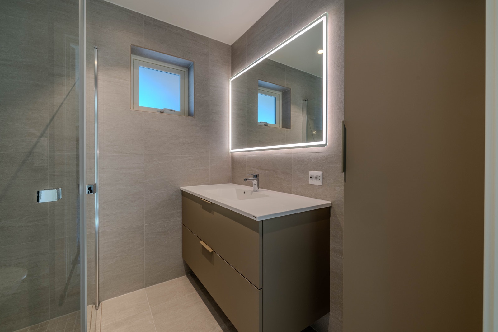 Kjempefin innreiing med høgskap gir god oppbevaringsplass Galleribilde