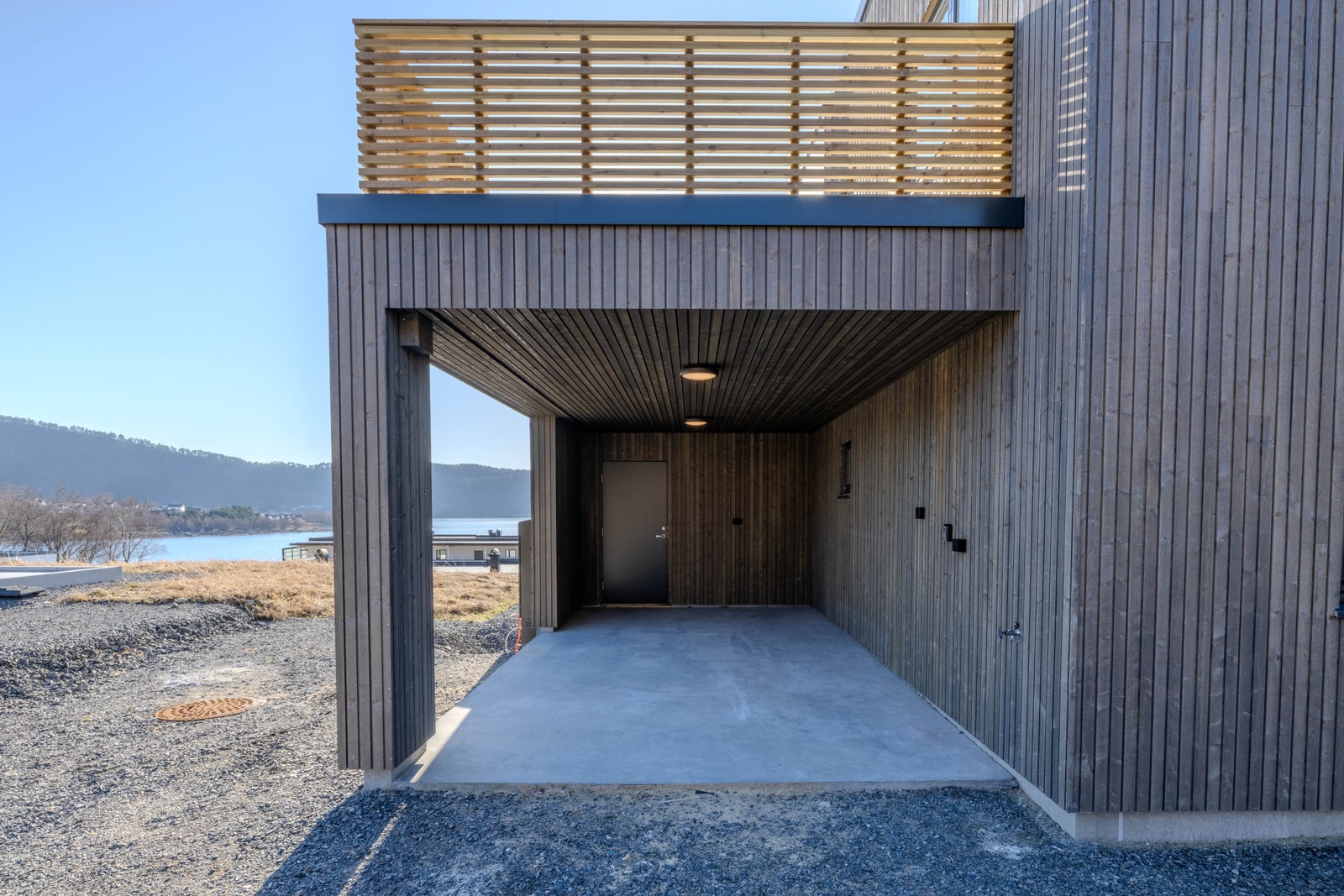 Carport med god breidde og stor bod i bakkant Galleribilde