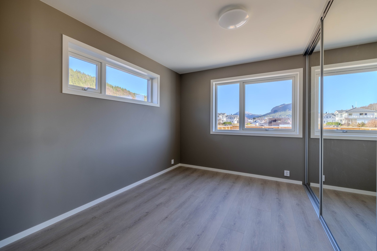 Soverom 3 oppe i 2. etasje. Dette er det største soverommet, og har praktisk skyvedørsgarderobe og plass til dobbeltseng Galleribilde