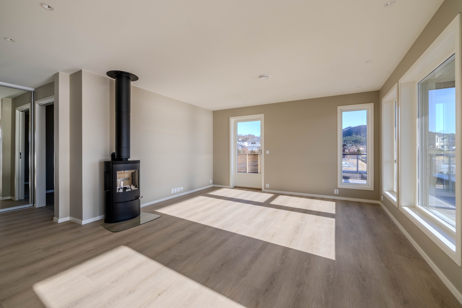 Stue med god plass til sofagruppe og TV-benk Galleribilde