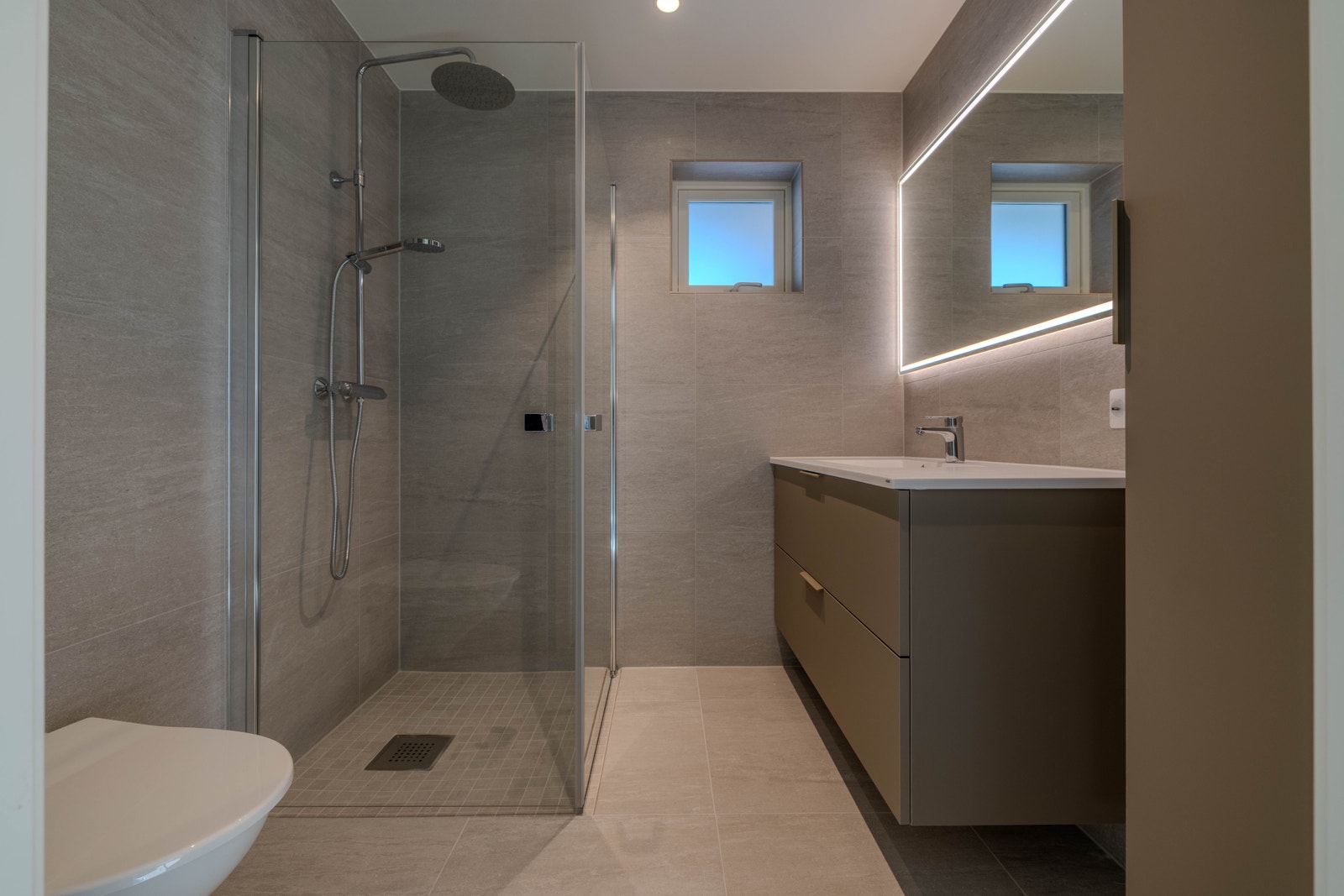 Bad i 1. etg. med gjennomført høg standard - flis på vegg og golv Galleribilde