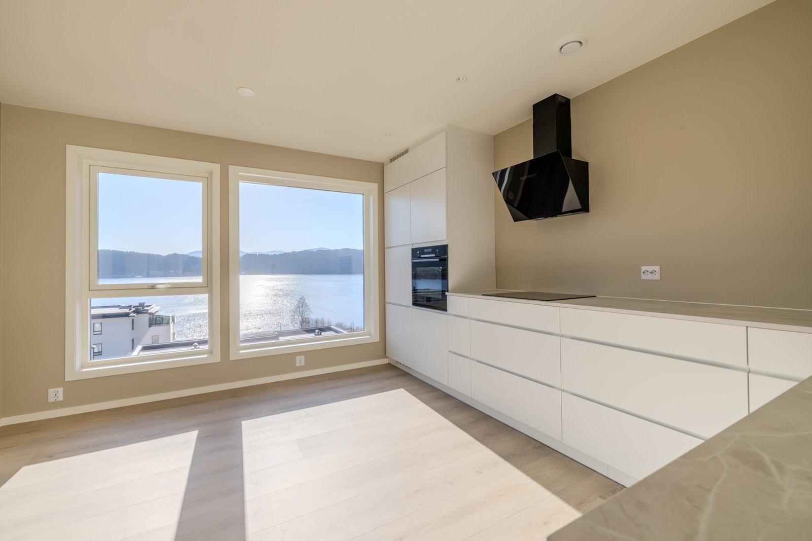 God plass til spisegruppe på kjøkken Galleribilde