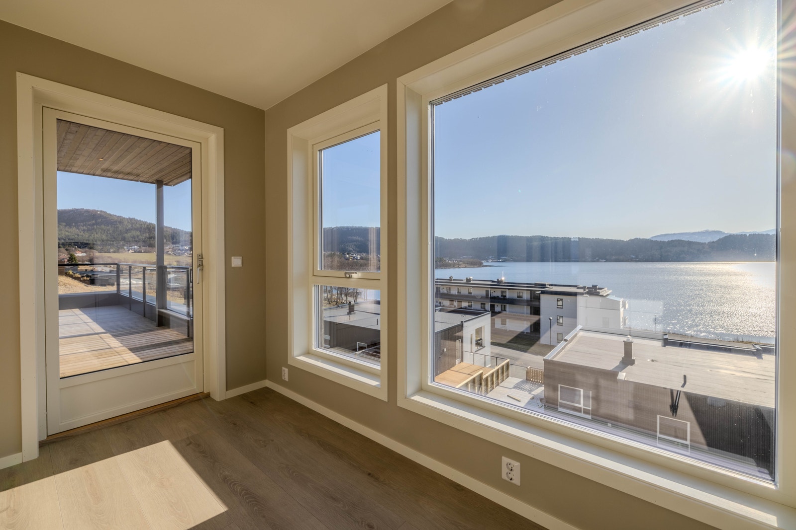 Utgang både frå kjøkken og stue til stor terrasse over carport/sportsbod Galleribilde