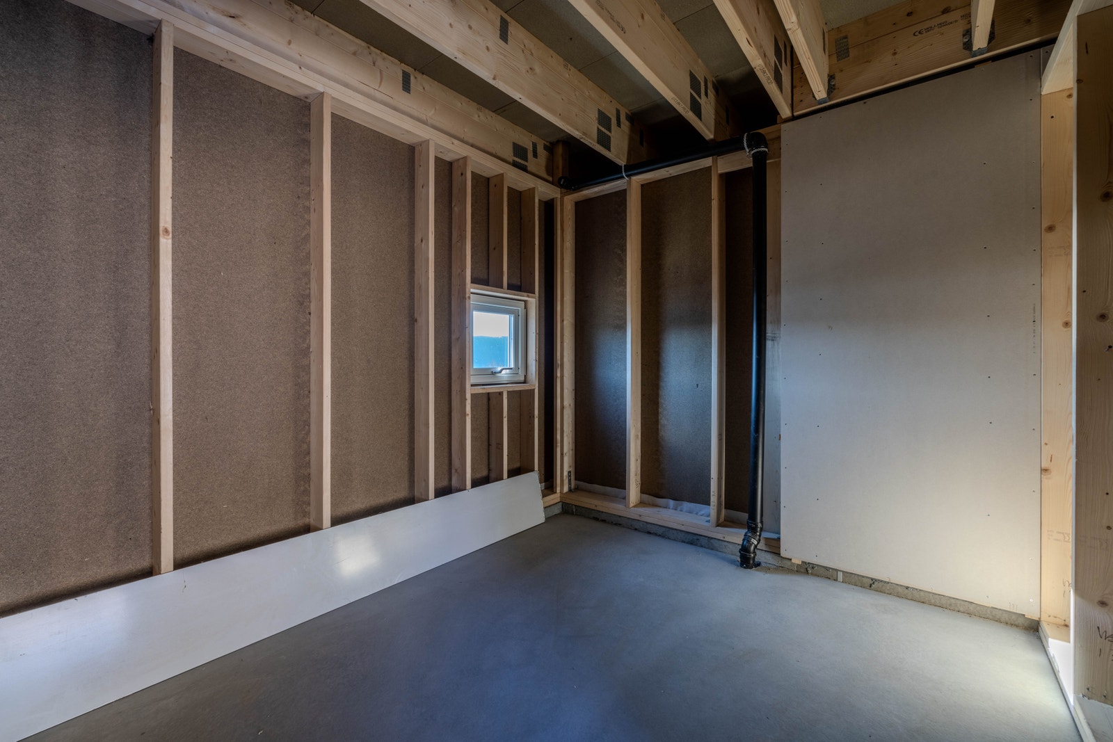 Bod med god plass til oppbevaring i bakkant av carport Galleribilde