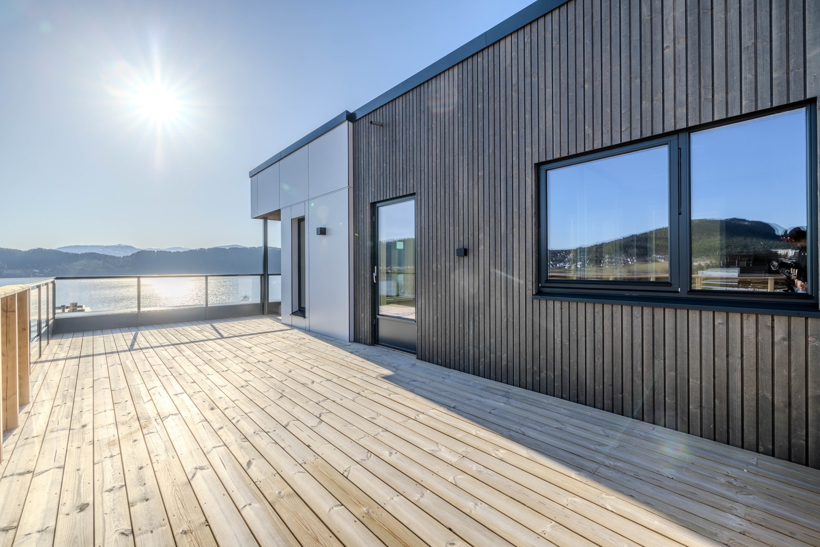 Fantastisk flott uteareal på takterrasse over carport. Tilkomst til terrassen både frå kjøkken og stue. Terrassen kan møblerast i fleire soner. Galleribilde