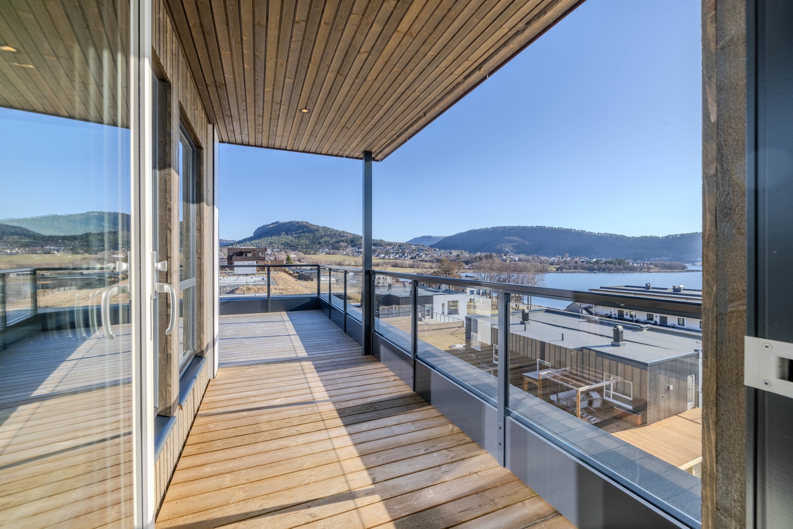 Overbygd terrasse mot sør med utgang frå kjøkken. Galleribilde