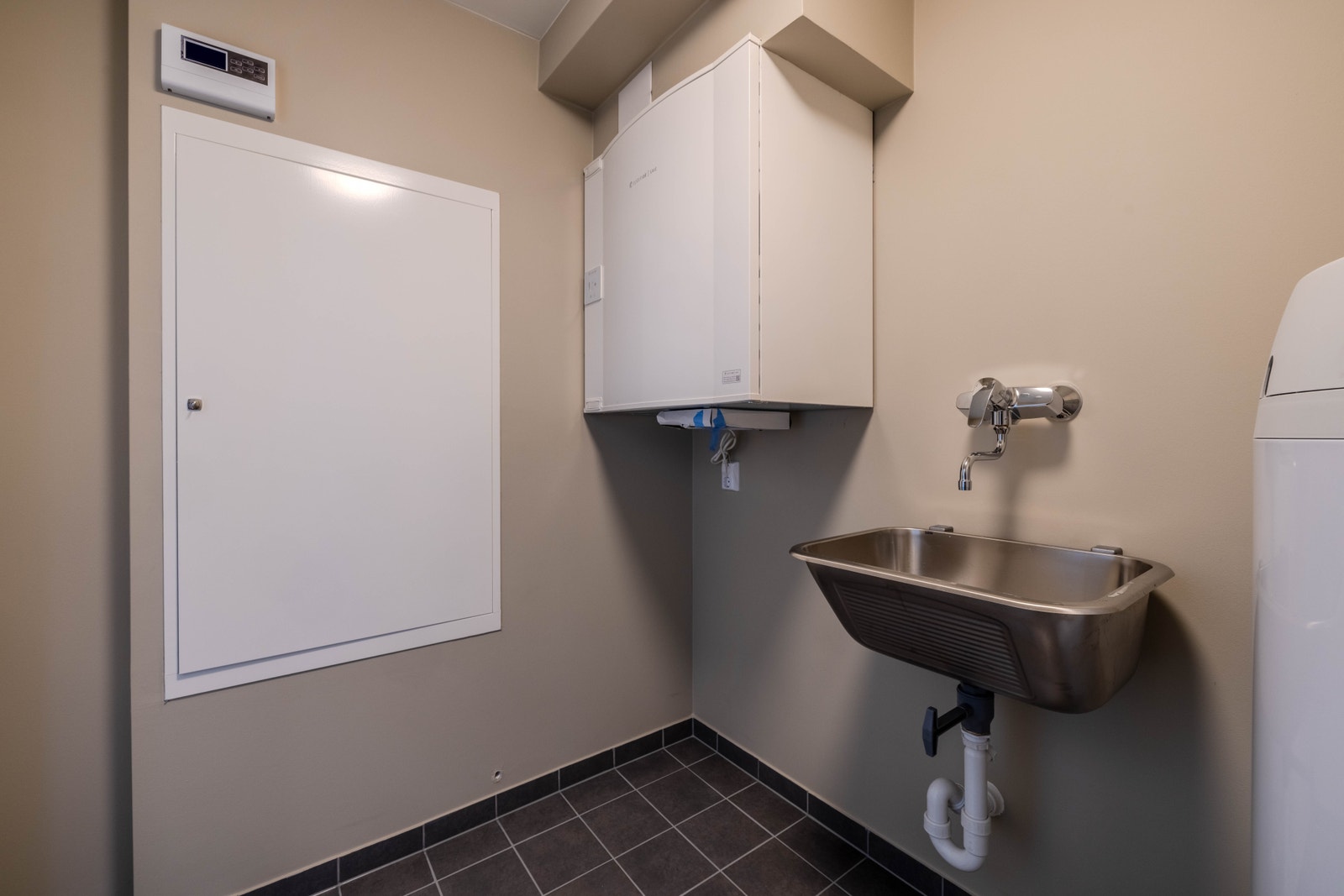 Vaskerom med rør i rør skap, ventilasjonsanlegg og vaskekar Galleribilde