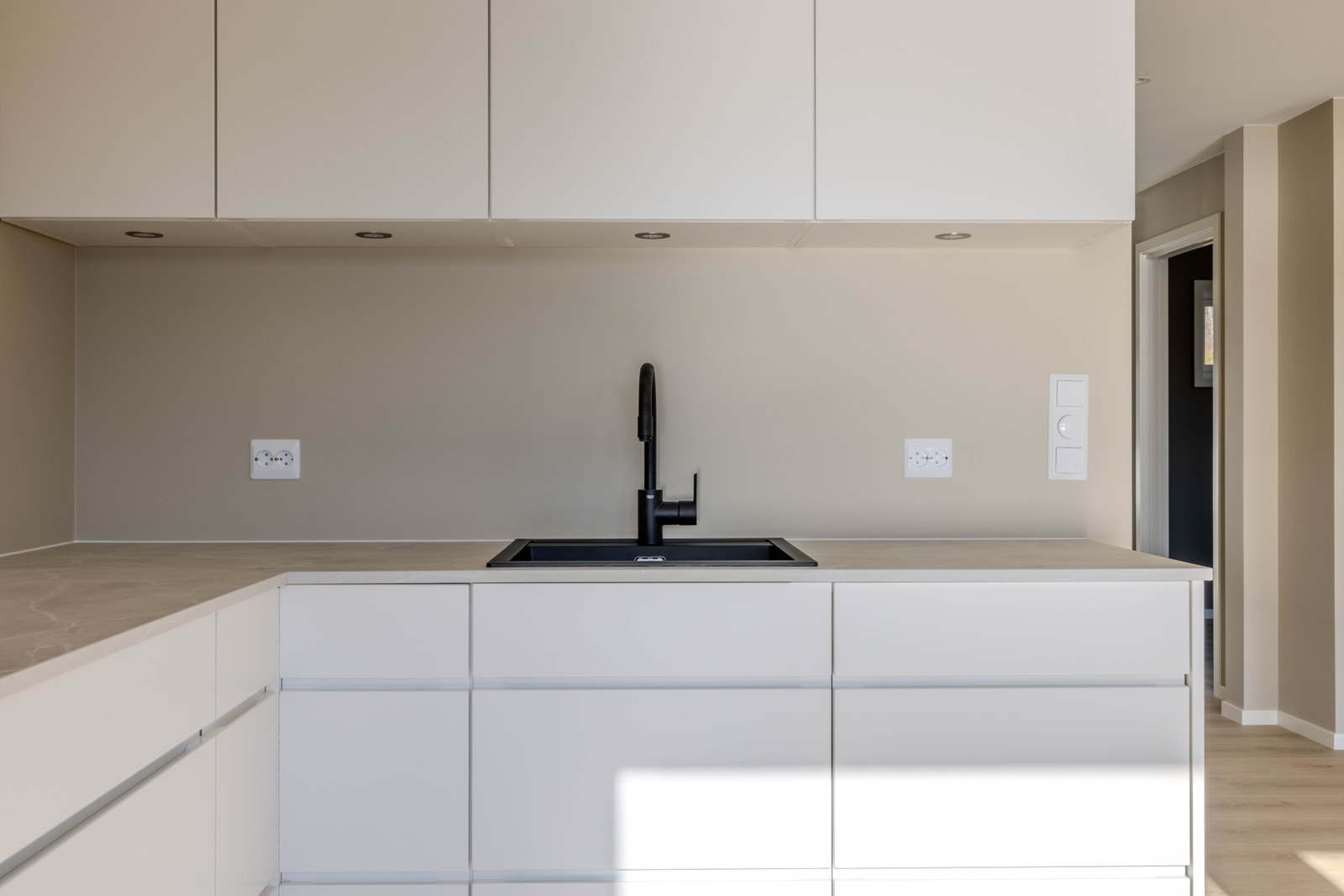 Vaskekum og kjøkkenarmatur er også i svart for å ta igjen dei svarte detaljane Galleribilde