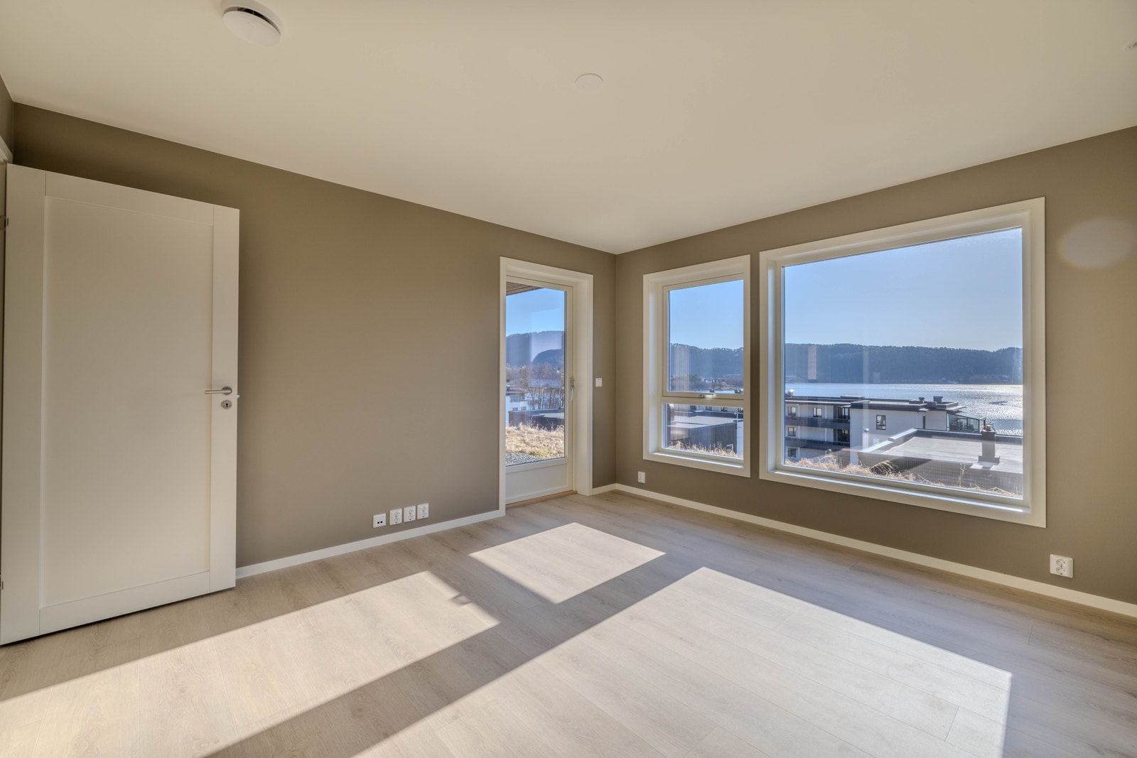 Kjellerstue har god plass til sofa og TV-benk. Dør ut til markterrasse. Galleribilde