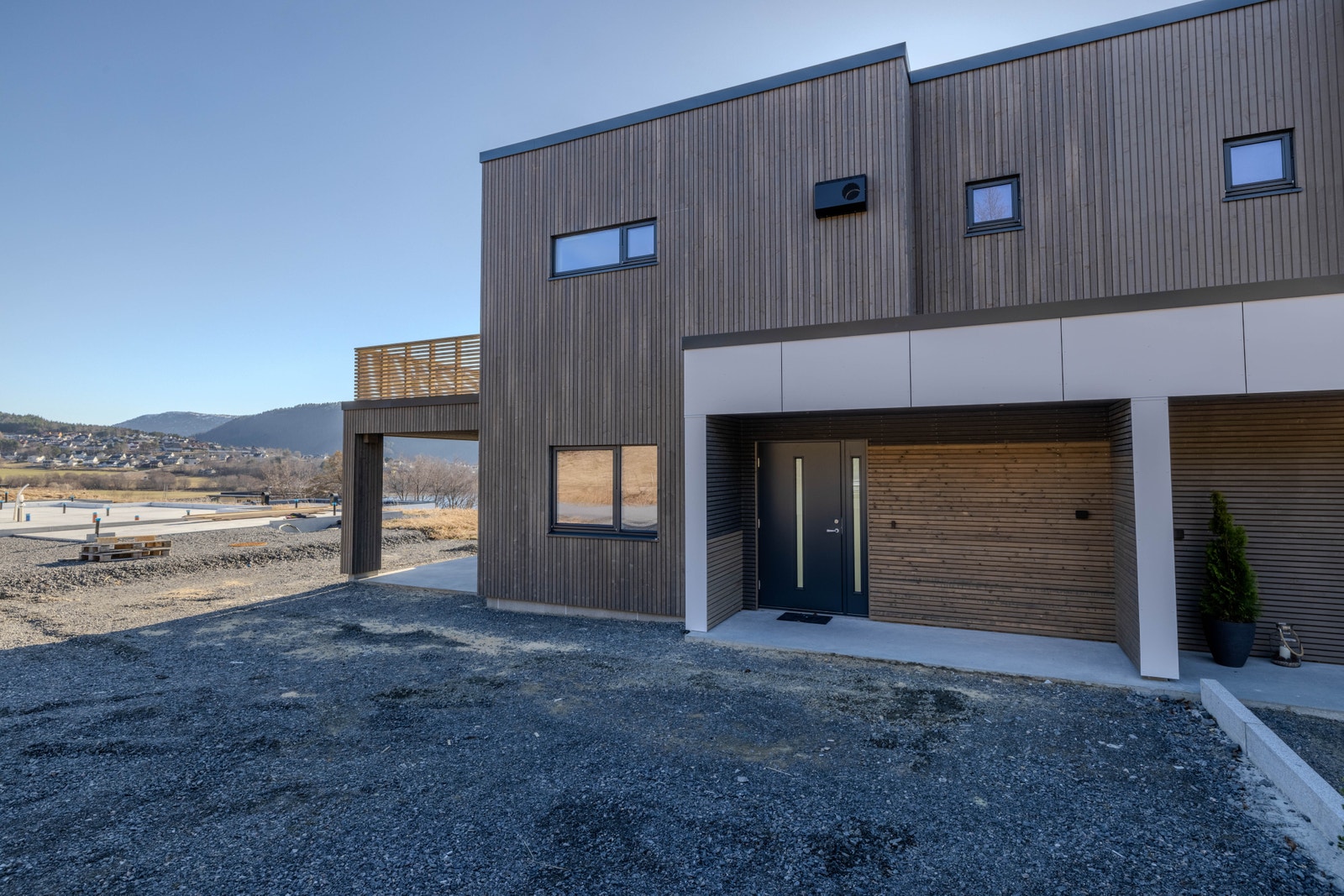 Overbygd inngangsparti med fine detaljar Galleribilde