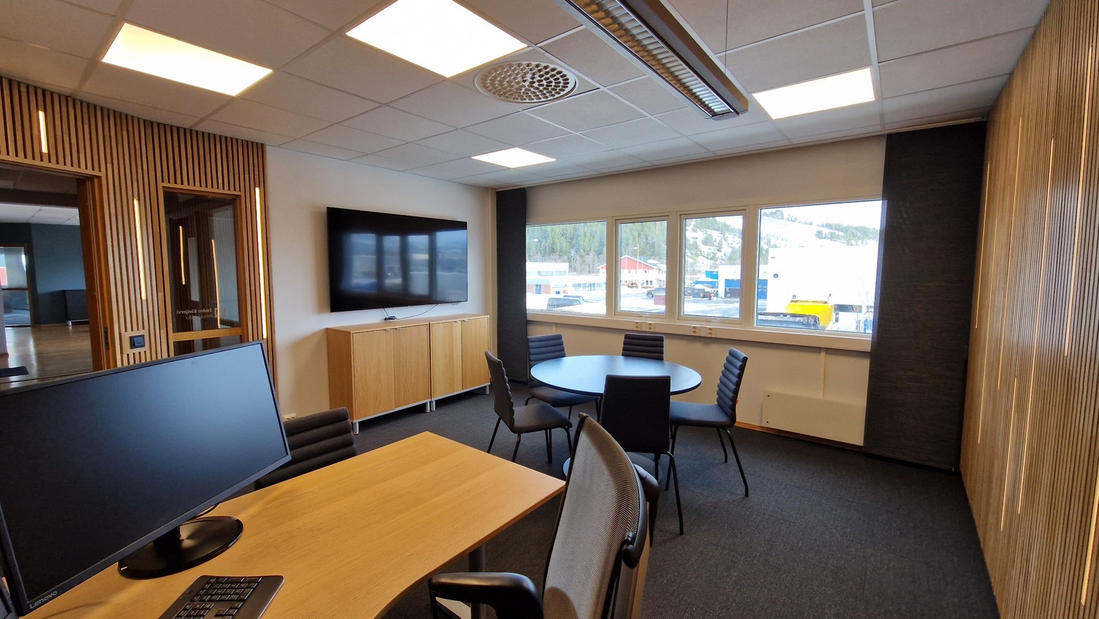 Kontorlokale 2 etg. - Stort kontor med møtebord Galleribilde