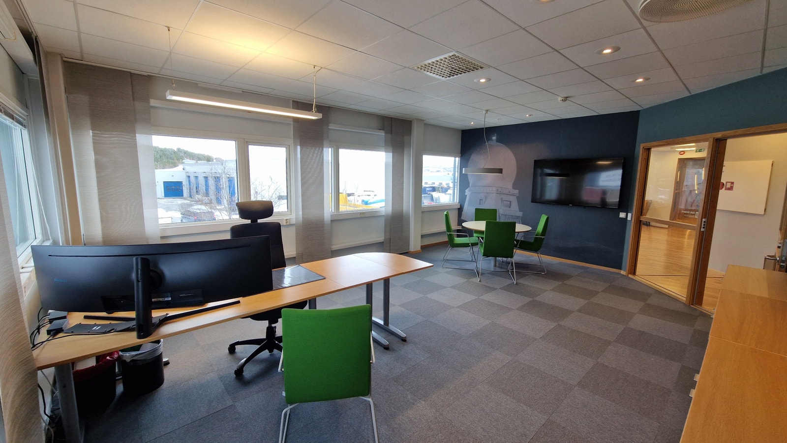 Kontorlokale 2 etg. - Stort kontor med møtebord Galleribilde