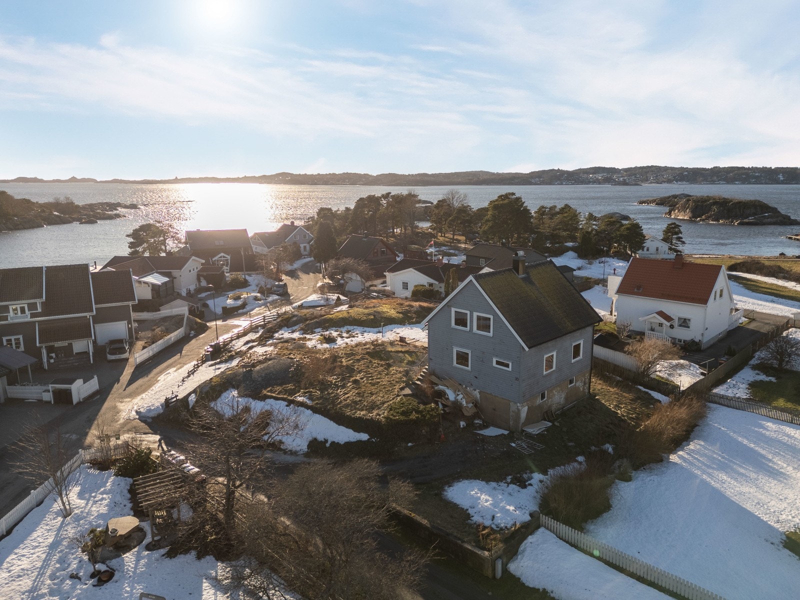 Boligen oppføres høyt og fritt på et lite fjell, med nydelig utsikt over sjøen og de idylliske omgivelsene. Galleribilde