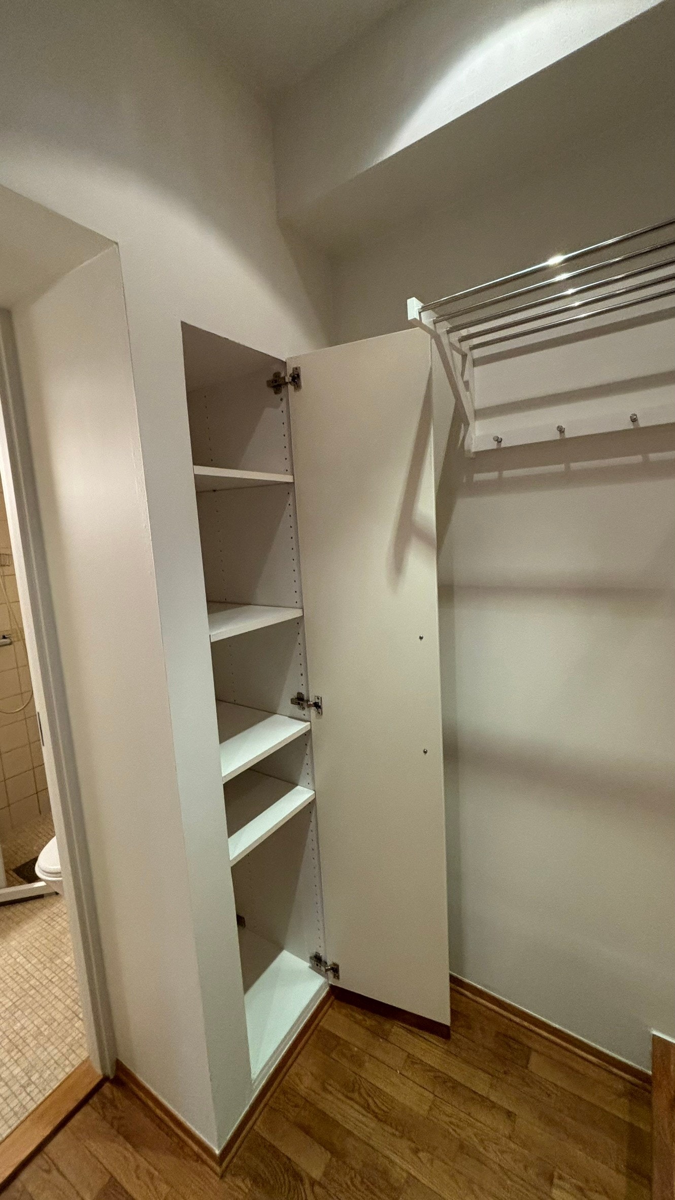 Ekstra skapplass og hylle utenfor badet Galleribilde