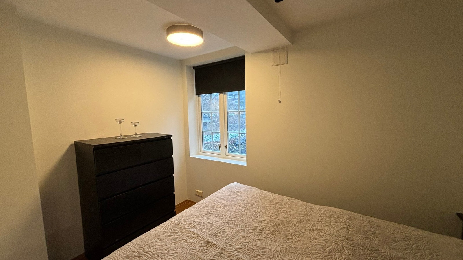 Soverom med kommode Galleribilde