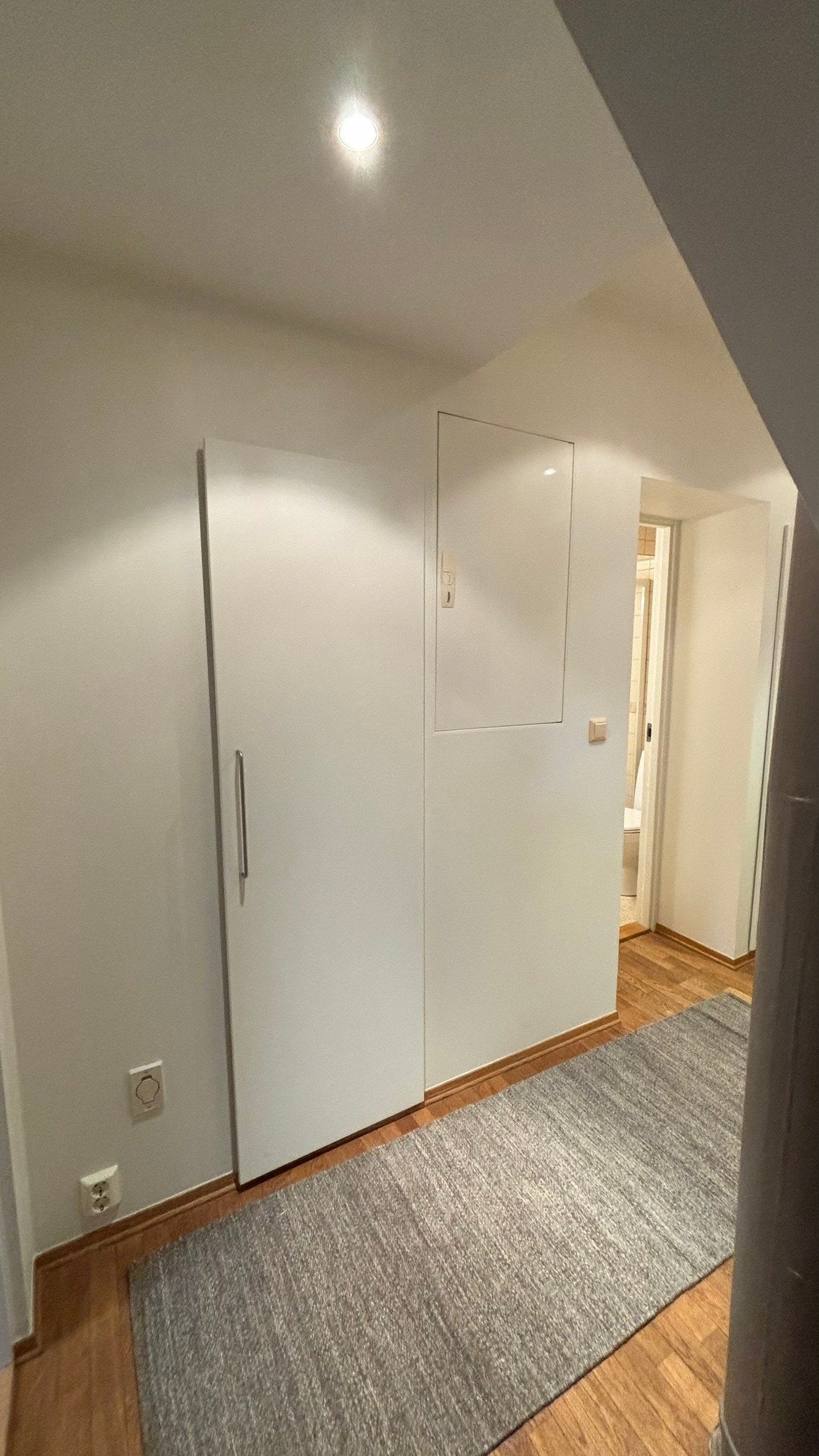 Innendørs bod mellom soverom og bad Galleribilde