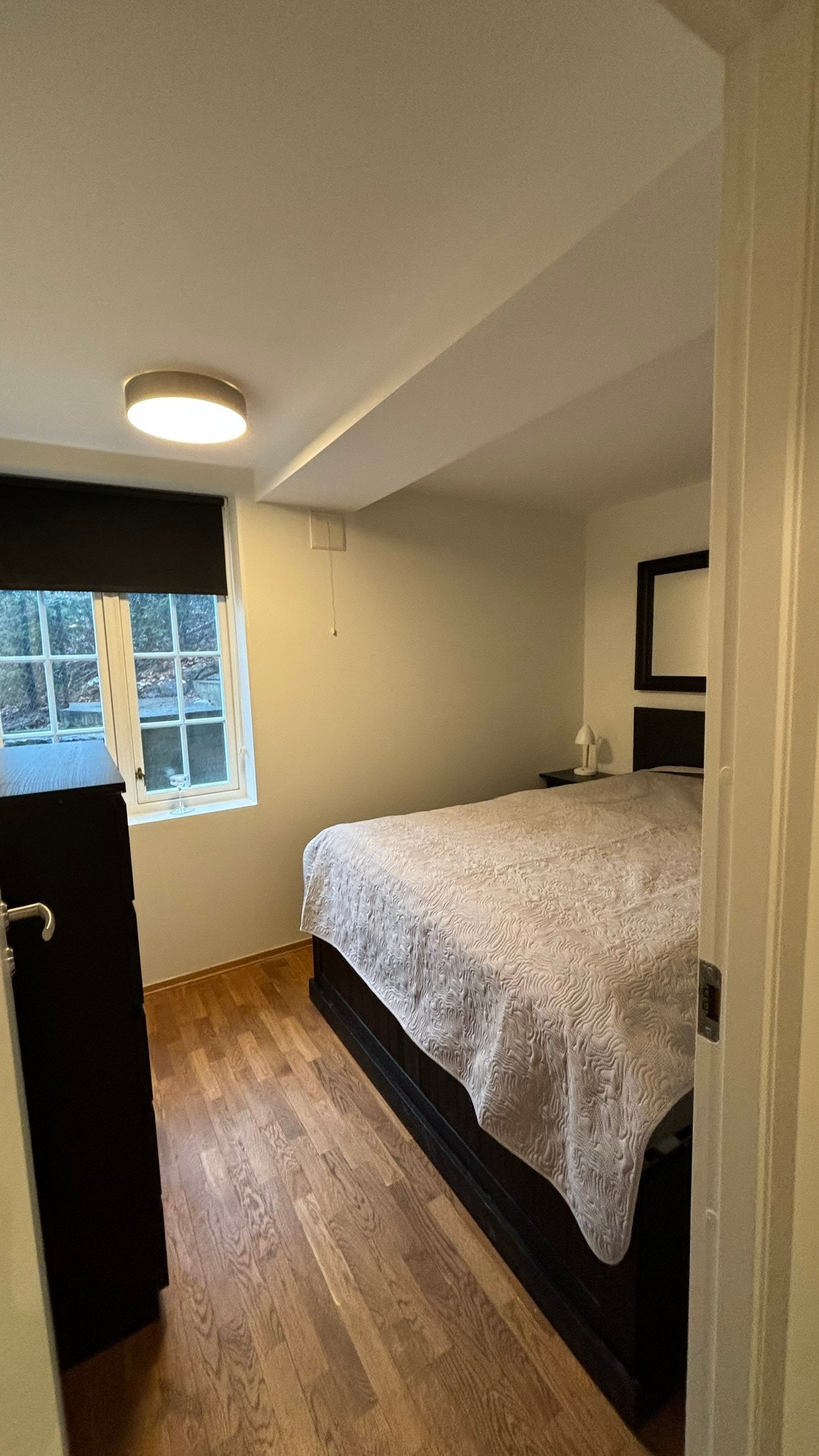 Soverom med vindu. Galleribilde