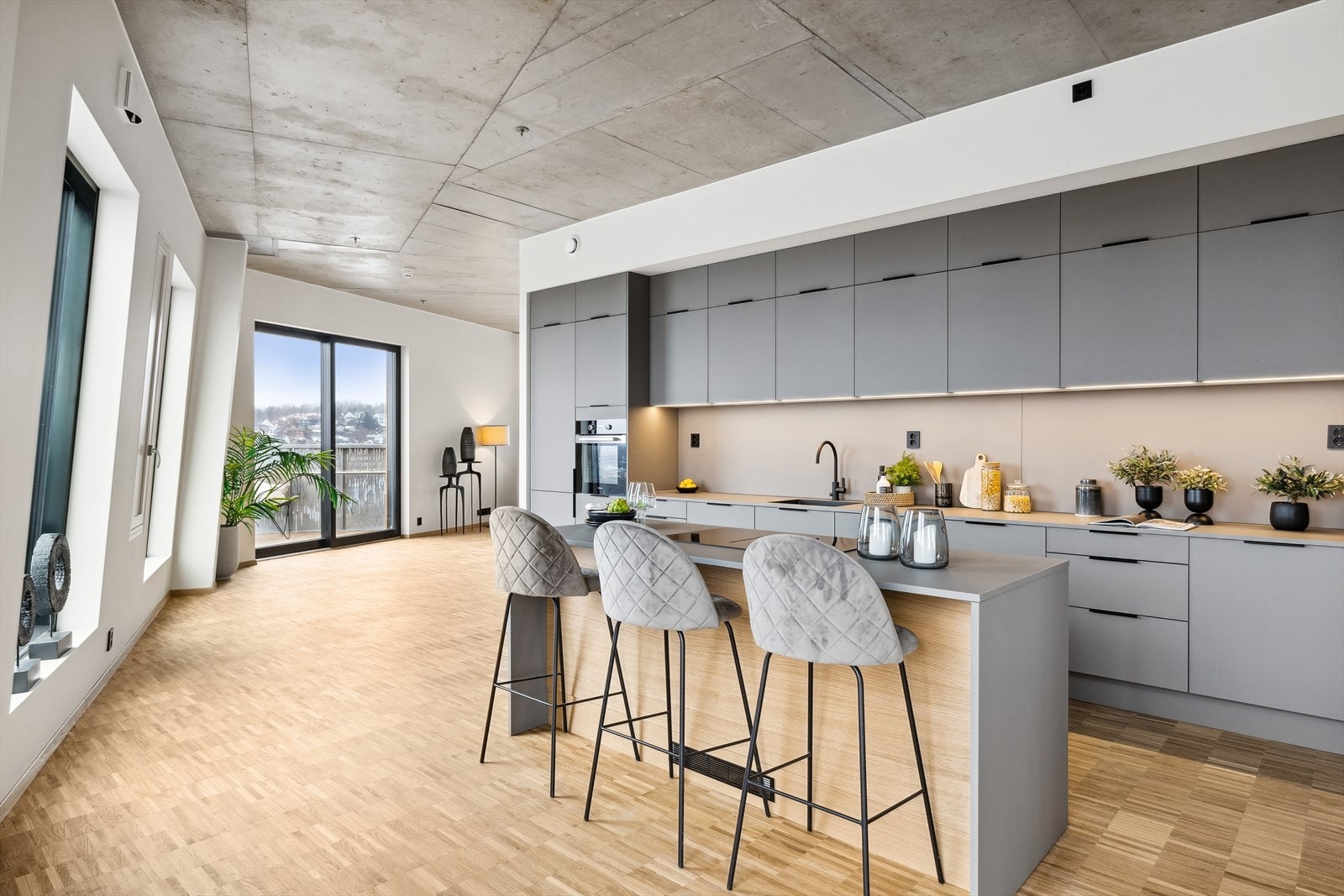 Stor Kjøkken-leveranse fra HTH med integrerte hvitevarer fra Miele - koketopp i kjøkken-øy med integrert ventilator fra "Røroshetta". Galleribilde