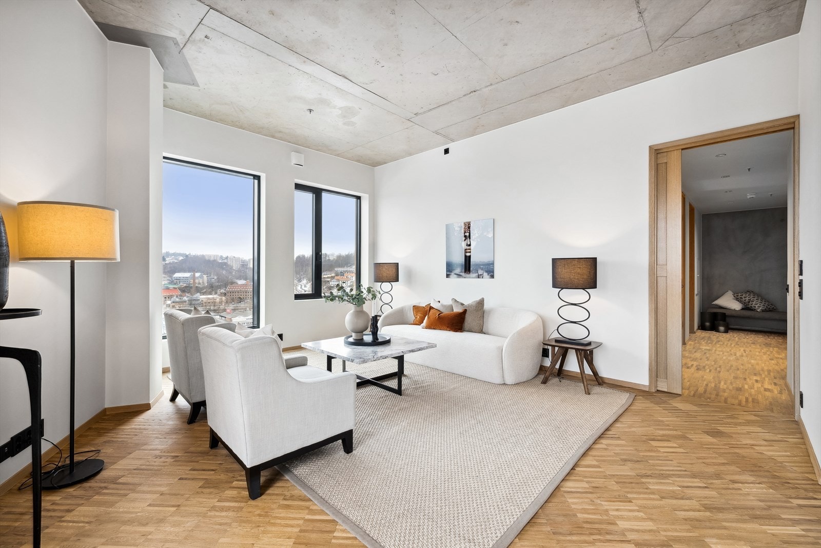 Stue med adkomst til/fra romslig entre/gang. Fra entre/gang er det også adkomst til boligens to "mindre" soverom. Galleribilde