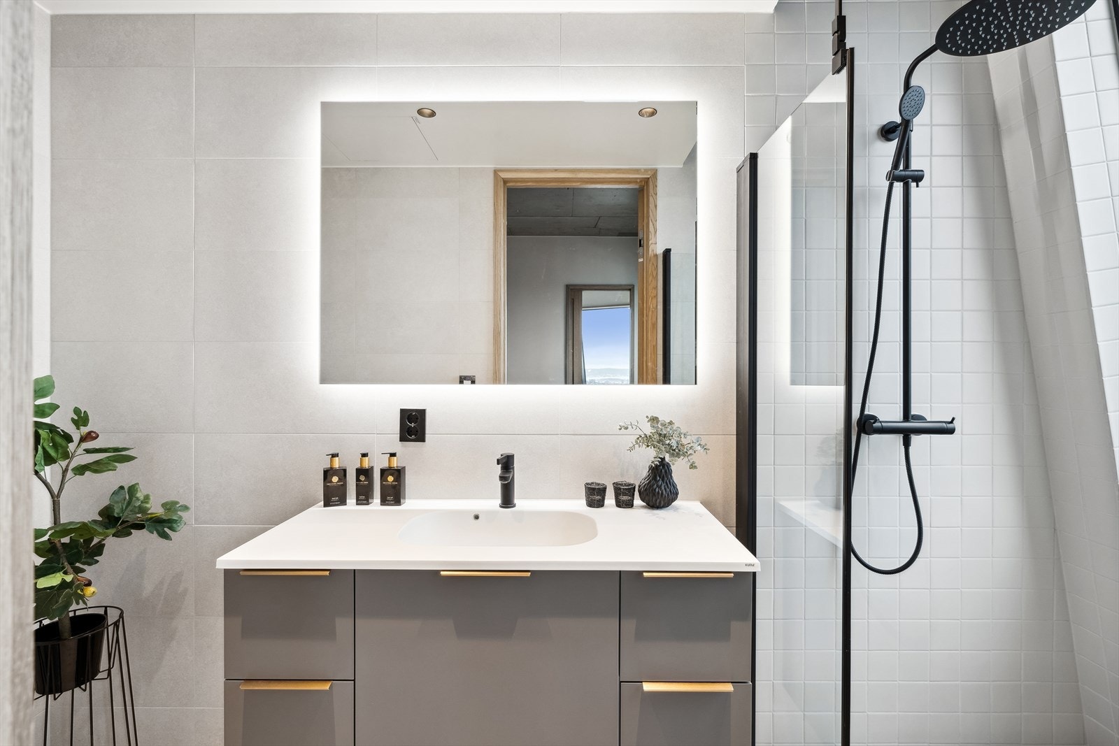 Baderom tilknyttet hoved-soverom. Galleribilde