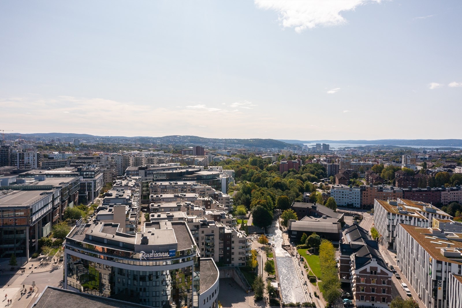 Dronebilde (2) 61m over bakken. Viser omtrentlig utsikt fra leil. 18.2 mot syd. Galleribilde