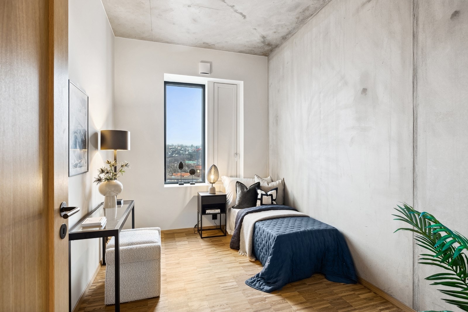 Soverom 2 med kontrast-vegg i råbetong. Galleribilde