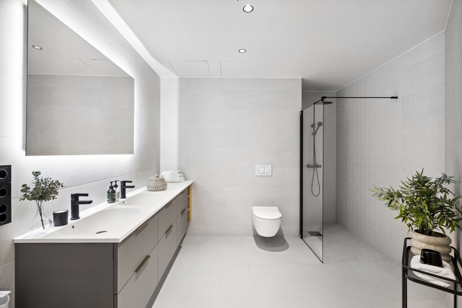 Hoved-baderom i tilknytning til entre/gang og boligens to mindre soverom (2). Galleribilde