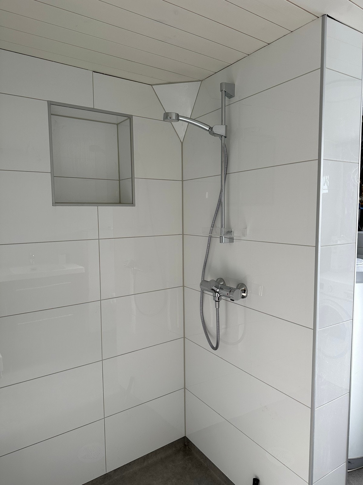 Dusj på vaskerom i kjeller Galleribilde