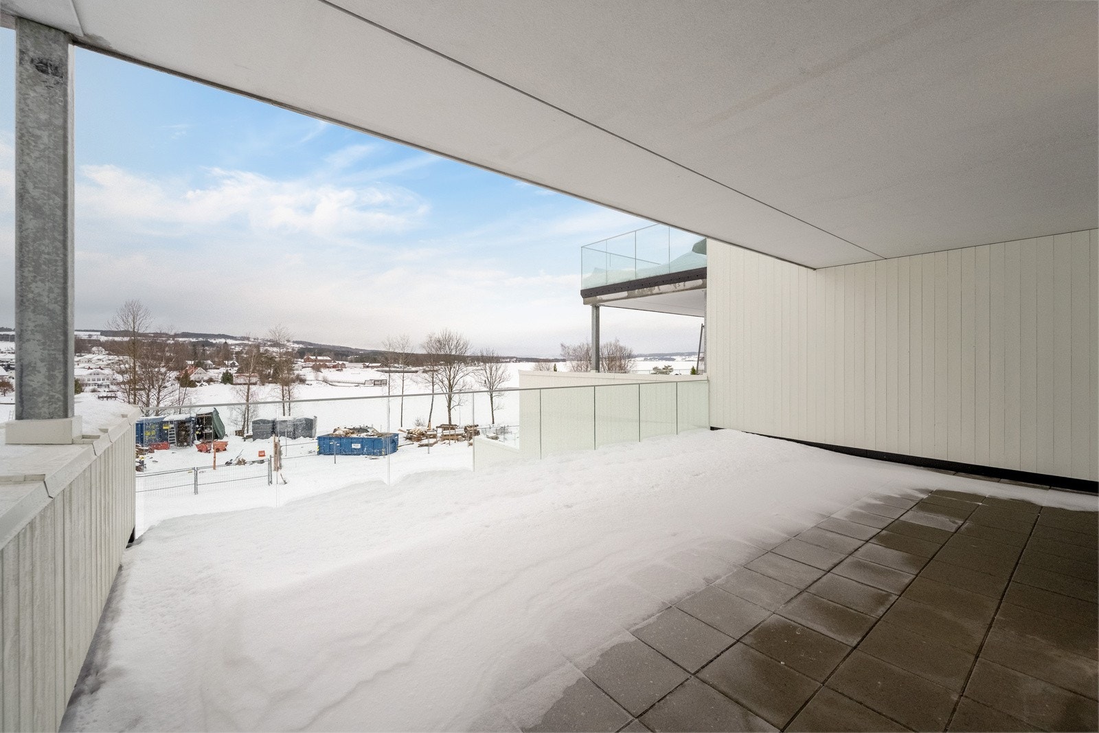 Utgang til delvis overbygd terrasse. Galleribilde