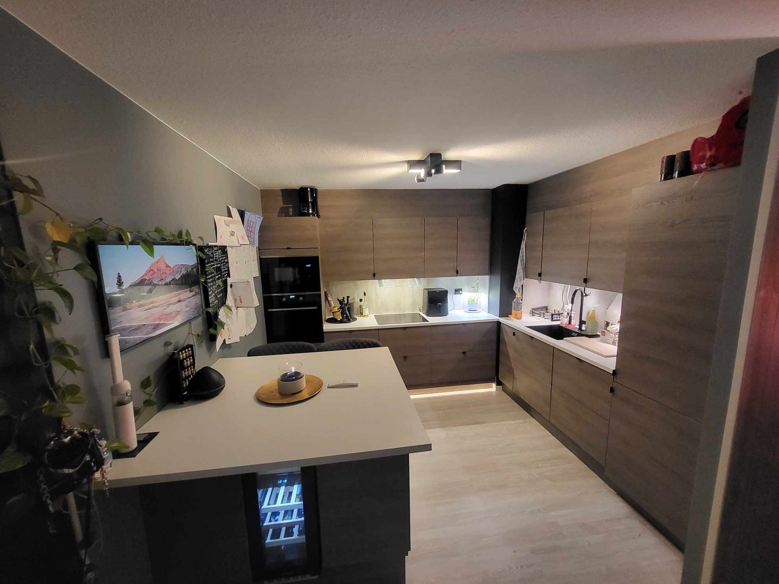 Kjøkken med vinkjøler Galleribilde