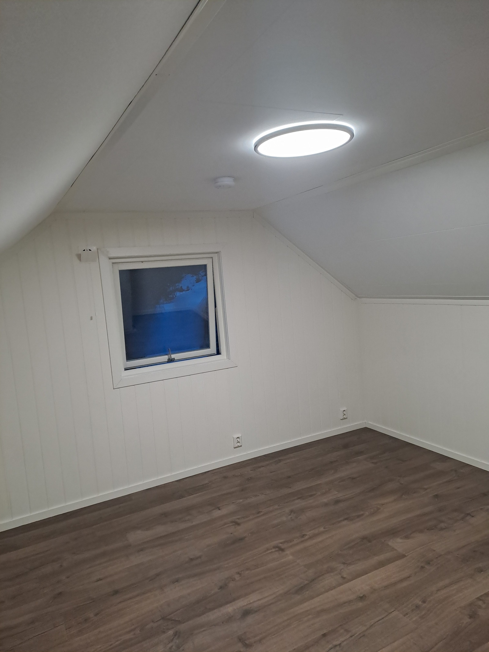 Soverom mot vest. Galleribilde