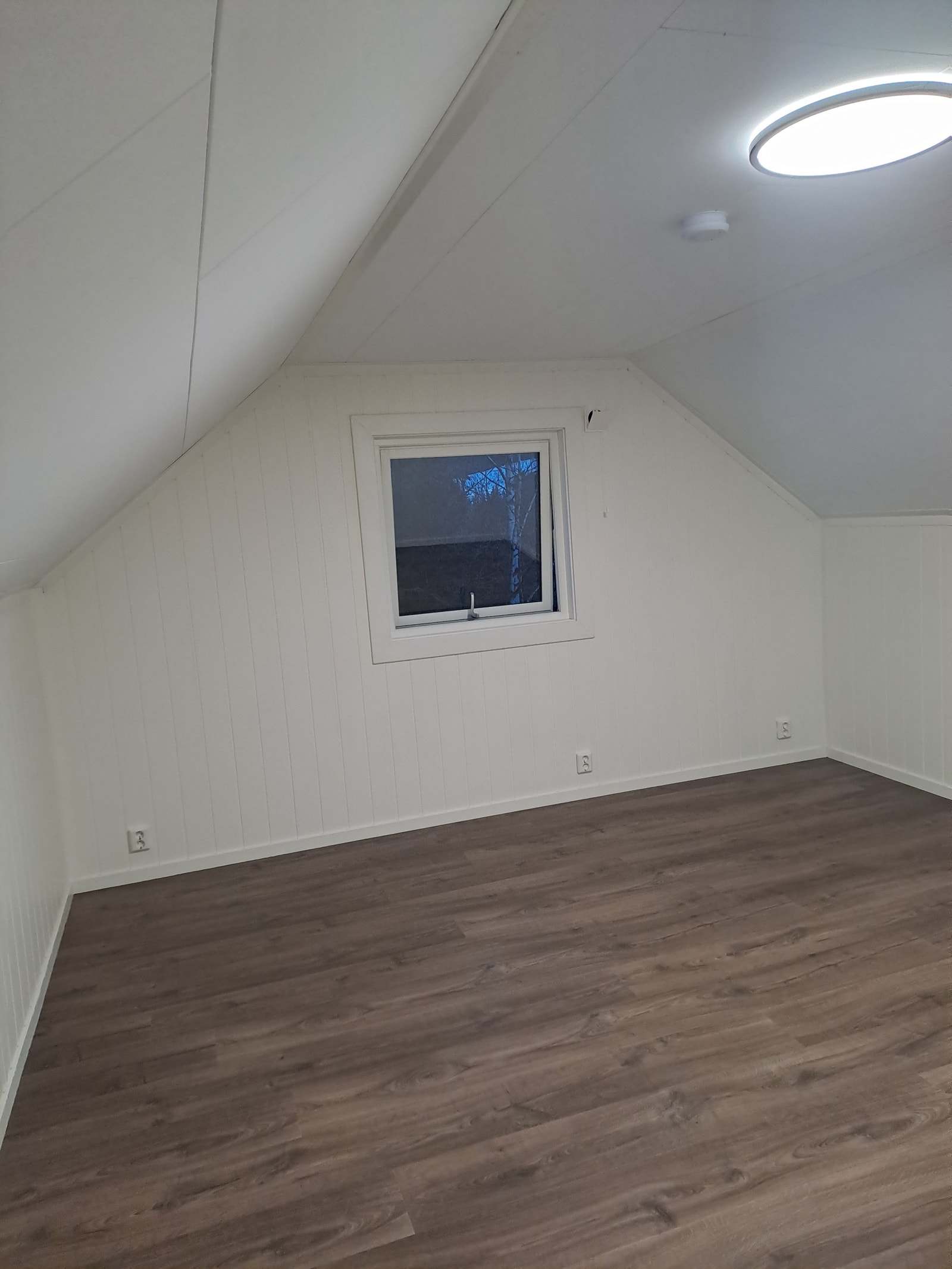 Soverom mot øst i 2. etasje. Hele 18kvm og kan fint brukes som ekstra stue. Galleribilde