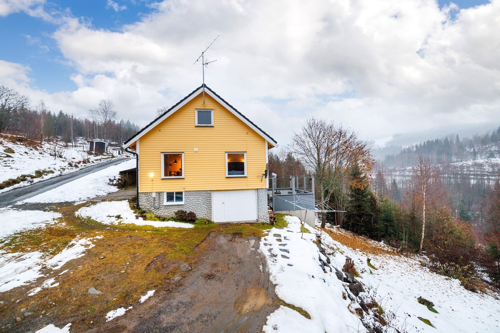 God parkeringsplass på tomt. Galleribilde