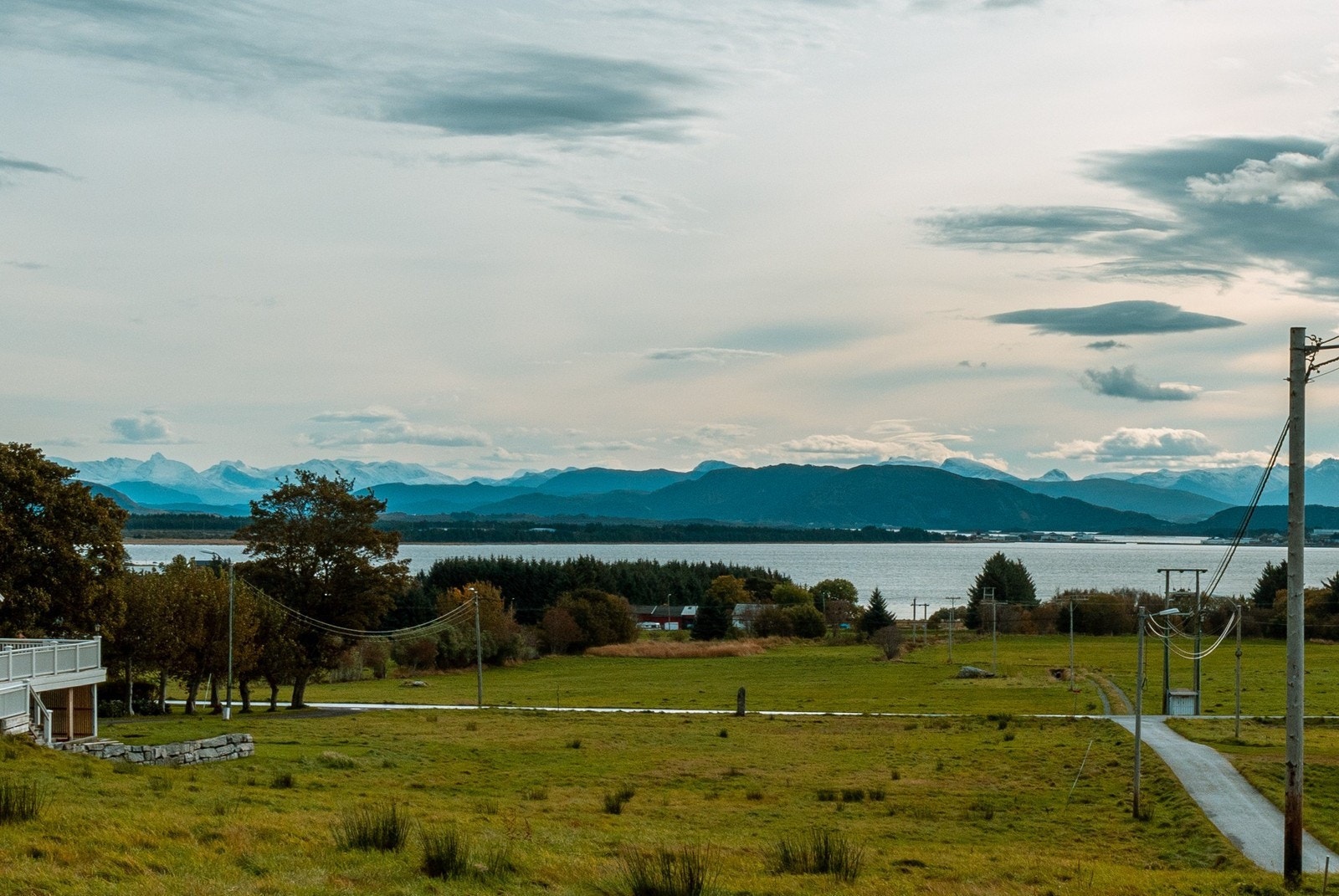 Med naturskjønn utsikt mot hav og fjell. Sunnmøre viser seg frem på sitt beste Galleribilde