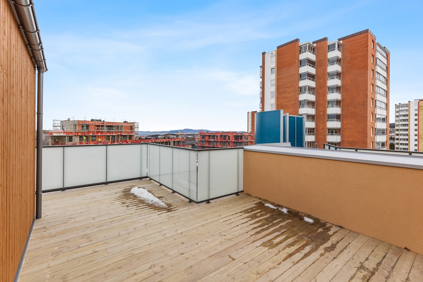 Solrik takterrasse på hele 56,9 kvm, i tillegg til balkong på 42,2 kvm! Her kan man flytte seg etter sola. Galleribilde