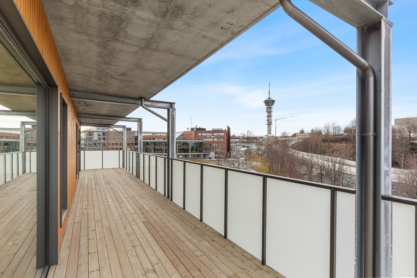 En av leilighetens to private uteområder. Nydelig utsikt mot Tyholttårnet! Galleribilde