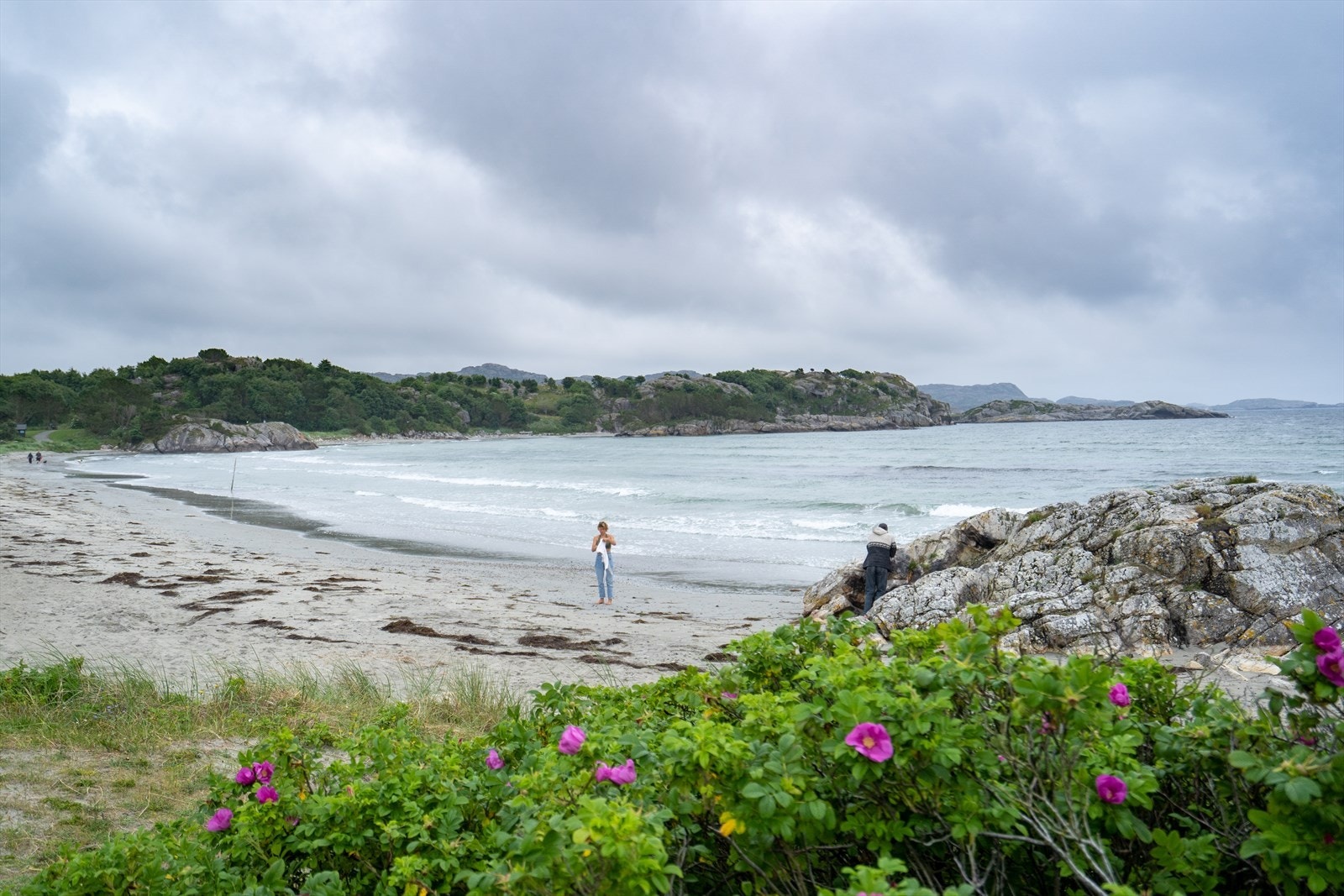 Friluftslivsområdet Skadbergsanden består av Storesanden og Litlesanden. Strandlinjen veksler mellom rullestein, sand og små utstikkende knauser. Langgrunn og barnevennlig sandstrand. Galleribilde
