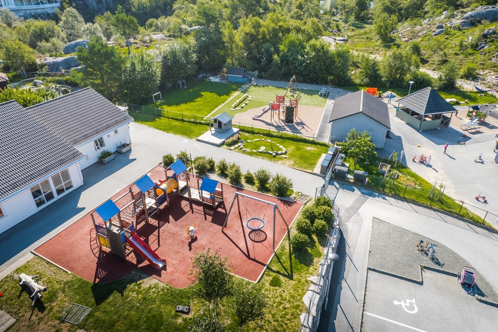 Like ved skolen og Leidlandhagen ligger det også 2 stk barnehager. Eigerøy har totalt tre stk barnehager. Galleribilde