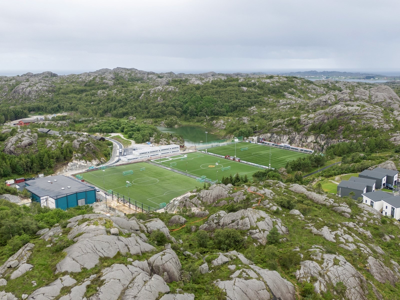 Bilfri- og kort gangavstand til idrettsanlegget Hålå med tre stk kunstgressbaner, 2 fotballhaller og ett badevann. Galleribilde