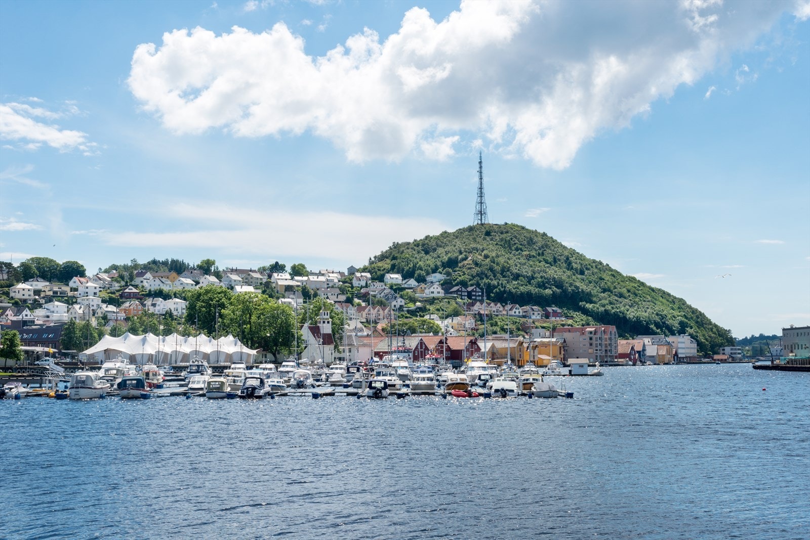 Egersund er en koselig by som er kjent for sin småbåthavn, koselig gammel bebyggelse og små nisje butikker. Galleribilde