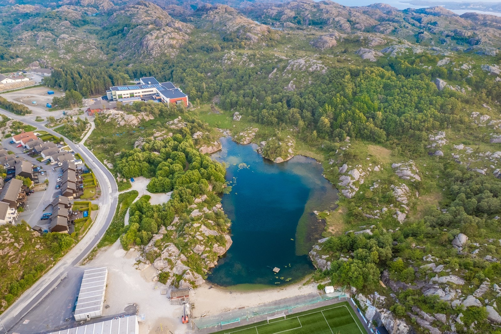 Badevannet i Hålå har en fin liten sandstrand. Området rundt er ett fint tur terreng med oppmerkede løyper. Galleribilde